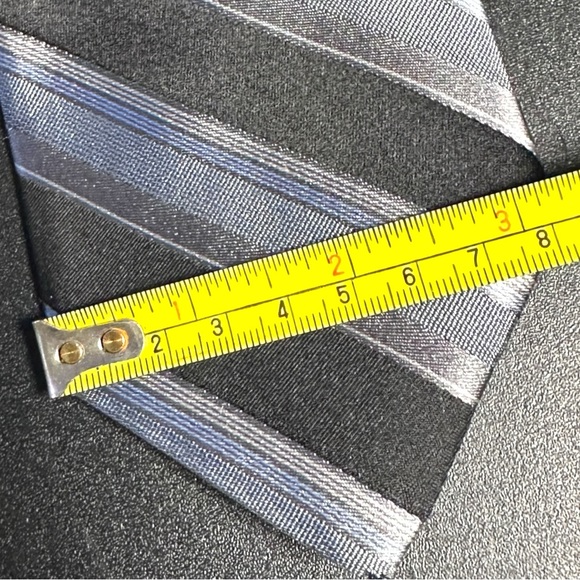 MEN'S DKNY 100% SILK BLACK/SILVER/GREY TIE (NWT) - Picture 3 of 5